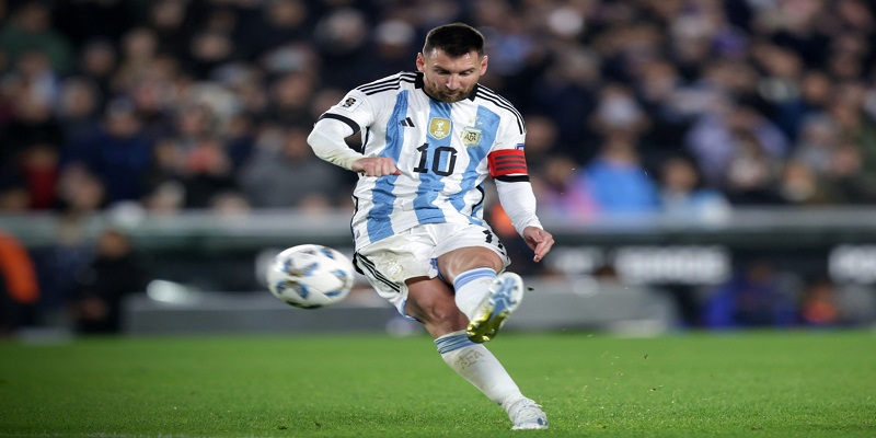 Đá phạt bóng đá là một phần thiết yếu trong luật thi đấu của FIFA